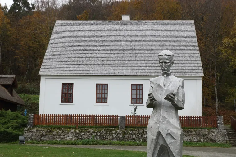 Nikola Tesla rođen je 1856. godine u Smiljanu u Lici. Njegov otac Milutin bio je pravoslavni svećenik, a majka Georgina Đuka također je potjecala iz obitelji s dugom tradicijom pravoslavnog svećeništva. Ona je imala talent za izradu alata za kućnu radinost i mehaničkih uređaja te nevjerojatnu sposobnost pamćenja. Unatoč tome što nikada nije stekla formalno obrazovanje, njena domišljatost i vještine duboko su utjecale na Teslu, a on je svoje eidetsko pamćenje i kreativnu snagu pripisao njezinoj izvanrednoj genetici.