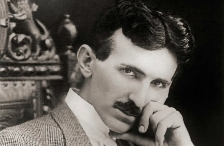 Tesla je živio i školovao se u Karlovcu od 1870. do 1873. godine. Pohađao je Carsku i kraljevsku veliku realku (današnja Gimnazija Karlovac) u kojoj je stekao prva veća tehnička znanja i posebno se zainteresirao za fiziku. Intrigantne demonstracije &quot;misterija&quot; elektriciteta profesora fizike izazvale su kod njega doživotnu fascinaciju ovom izvanrednom silom. Očaran tadašnjim znanstvenim otkrićima, Tesla je svojevremeno napisao: &quot;Naša osjetila omogućuju nam da opažamo samo mali dio vanjskog svijeta&quot;.