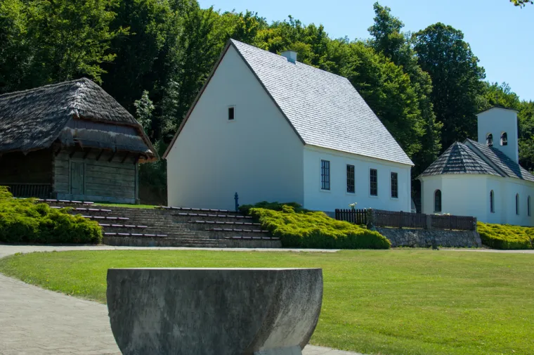 Ponižen zbog toga što nije uspio završiti fakultet, Tesla se iznenada preselio u Maribor. Njegova obitelj i prijatelji sumnjali su da se utopio u rijeci Muri. No, on je tamo nastavio s kartanjem te je doživio živčani slom. Tek kada ga je policija privela zbog neposjedovanja boravišne dozvole, Tesla je bio prisiljen vratiti se u rodni grad i suočiti se s obitelji.