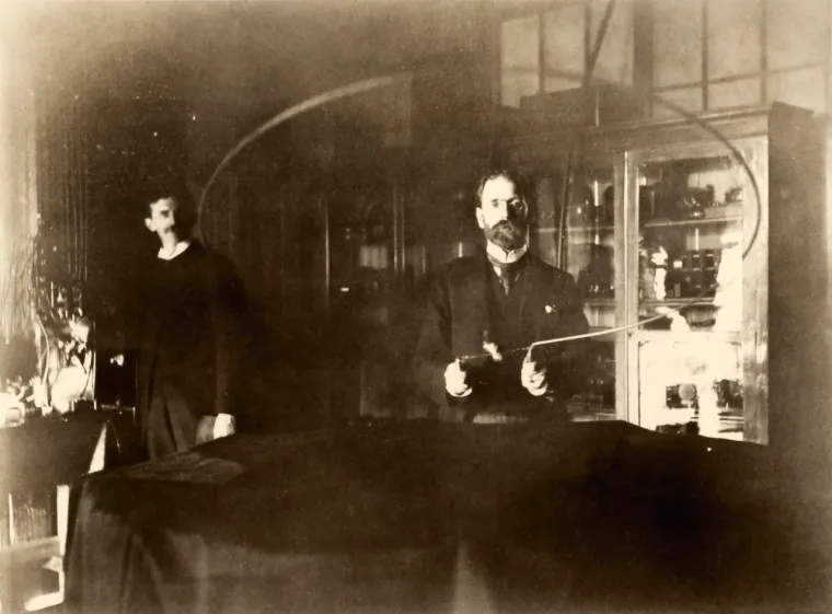 Tesli je majka pomogla da se riješi ovisnosti o kocki. Karijera mu je doživjela vrtoglavi uspon kada se 1881. preselio u Budimpeštu kako bi radio u telefonskoj centrali. Brzo je dospio do položaja glavnog električara, jer je poboljšao opremu stanice i usavršio pojačalo. Nakon što je radio u tvrtki Continental Edison u Parizu, Tesla je 1884. godine prebačen u Edison Machine Works u Lower East Sideu na Manhattanu. To mu je bio prvi posjet Americi, a kulturni šok opisao je kao &quot;bolno iznenađenje&quot;.
