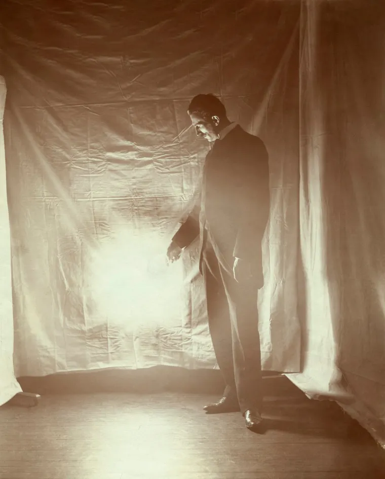 Neprijateljstvo između Tesle i Edisona ostalo je neriješeno, a Edisonovo nemilosrdno natjecanje progonilo je Teslu cijeli život. Robert Lomas, Teslin biograf je istaknuo: &quot;Budući da je i sam bio pošten čovjek, Tesla je vjerovao gotovo svakome koga je sreo... I gotovo svi su ga pokrali&quot;.