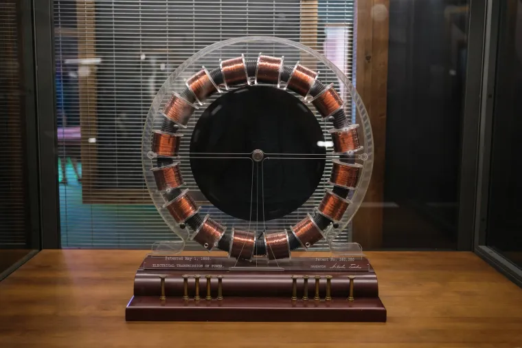 No, Tesla nije odustajao, pa se udružio s privatnim investitorima koji su financirali inovativne izume. Zajedno su osnovali Tesla Electric Company, gdje je Nikola konstruirao indukcijski motor koji je značajno povećao učinkovitost proizvodnje energije. Ovaj dizajn i danas služi kao primarni generator električne energije u industrijskim i kućanskim primjenama.