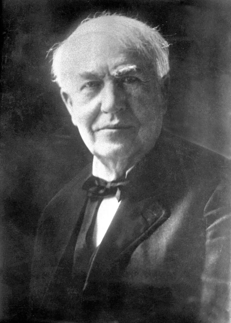 No, Edison, koji je bio gorljivi zagovornik istosmjerne struje, pokrenuo je propagandnu kampanju protiv izmjenične struje, jer ju je smatrao opasnom. Kako bi javno diskreditirao superiornu tehnologiju, nemilosrdno je ubijao životinje strujom na ulici, uključujući pse, konje, pa čak i slonicu Topsy.