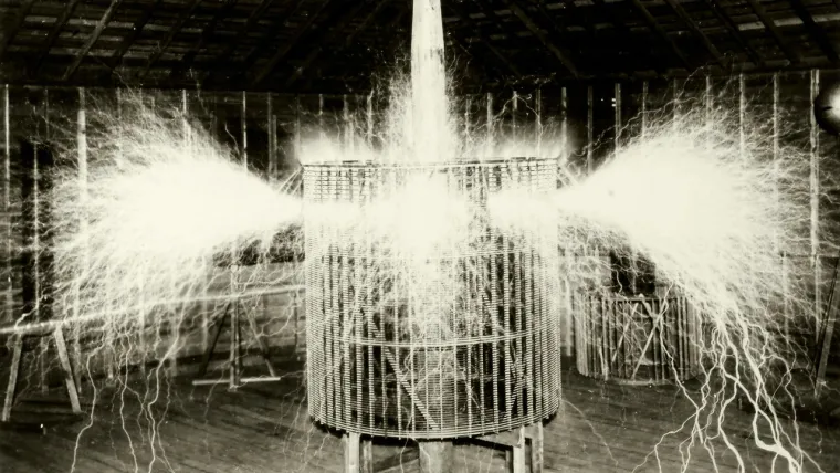 Tesla je vodio nekoliko neovisnih laboratorija na Manhattanu. Njegova sve veća fascinacija elektromagnetskim zračenjem, uključujući radiovalove, dovela je do revolucionarnog otkrića. Godine 1890. Tesla je počeo istraživati struje visokih frekvencija i godinu kasnije izradio je Teslinu zavojnicu (transformator). To je naprava koja služi za dobivanje visokih napona i struja visokih frekvencija pomoću rezonancije dvaju ili vi&scaron;e titrajnih krugova u kojima su zavojnice i kondenzatori, a kao prekidači služe iskri&scaron;ta.