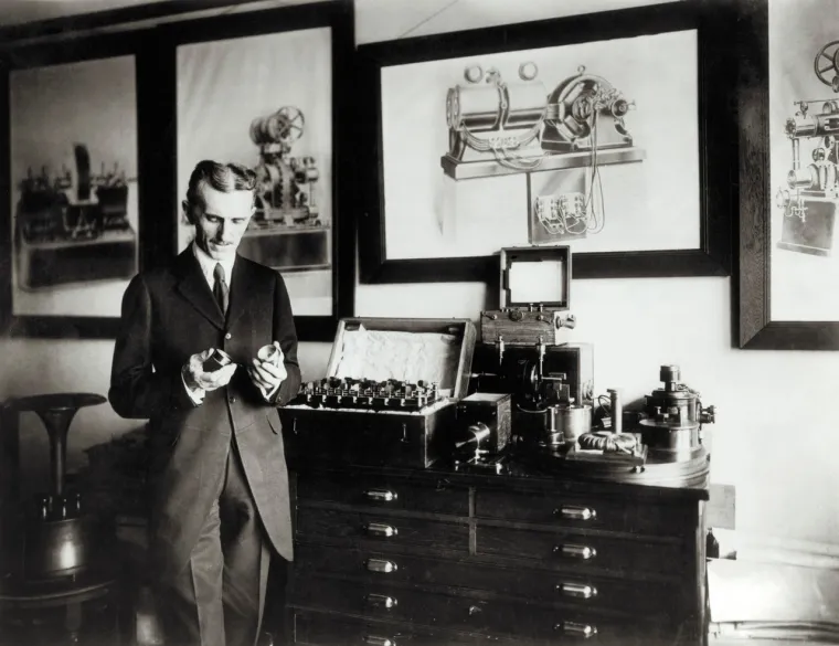 Tijekom 1890-ih, Tesla je eksperimentirao s bežičnim prijenosom energije te je imao javne demonstracije u kojima je daljinski osvjetljavao Geisslerove cijevi i žarulje sa žarnom niti. Njegova se vizija pro&scaron;irila dalje od prijenosa velike količine struje globalno, također je imao za cilj olak&scaron;ati komunikaciju putem radiovalova.