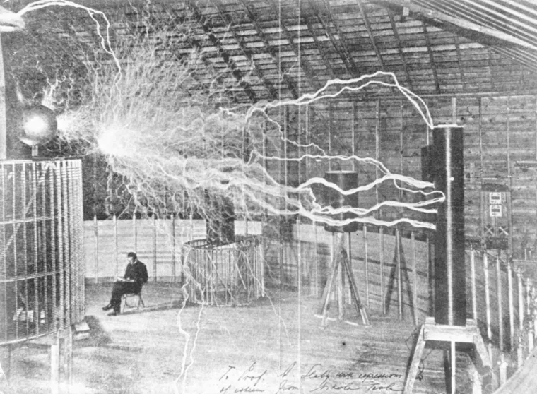 Kako bi dalje istražio svoje ideje, Tesla je osnovao laboratorij u Colorado Springsu. Obavijestio je novinare da provodi pokuse bežične telegrafije te da radi na tome da &scaron;alje signale sve do Pariza. Koristeći ogromnu Teslinu zavojnicu, generirao je umjetnu munju s milijunima volti, te je u jednom trenutku izazvao veliki nestanak struje jer je spalio generator u El Pasu.