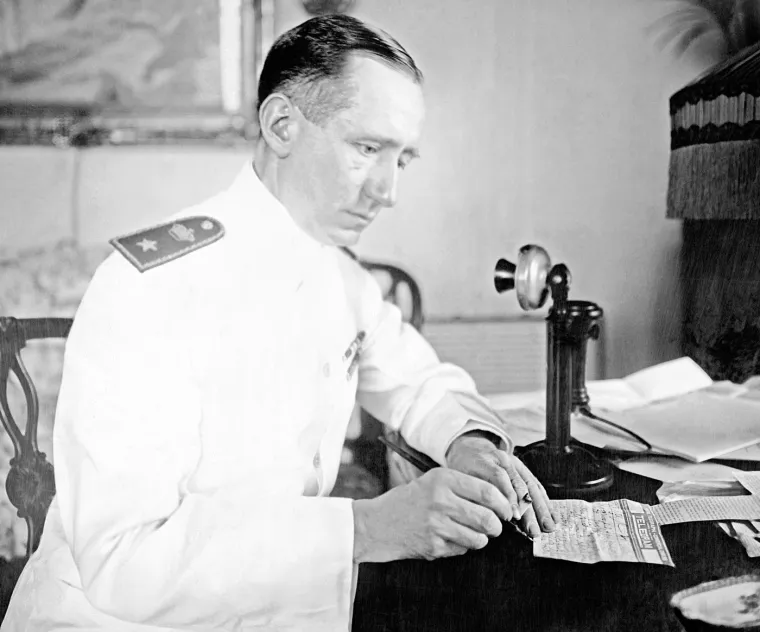 Tesla je čeznuo za stvaranjem moćnijeg oda&scaron;iljača koji bi nadma&scaron;io radijski sustav Guglielma Marconija, za koji je sumnjao da je kopija njegova rada. No, Marconi je pretekao Teslu oda&scaron;iljanjem signala iz Engleske u Newfoundland. To je Teslu dovelo do stanja očaja, &scaron;to ga je navelo da napi&scaron;e 50 pisama JP Morganu, preklinjući, moleći i tražeći dodatna sredstva za svoj revolucionarni koncept. No, odbili su ga.