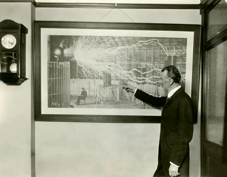 Tesla je nastavio tražiti sredstva za svoje bežične projekte poku&scaron;avajući plasirati svoje patente na trži&scaron;te. Očajnički želeći ostvariti svoju životnu ambiciju, poku&scaron;ao je prikupiti novac tužeći tvrtku Marconi zbog kr&scaron;enja njegovih patenata. Čak i danas, pravo vlasni&scaron;tvo ostalo je nejasno.