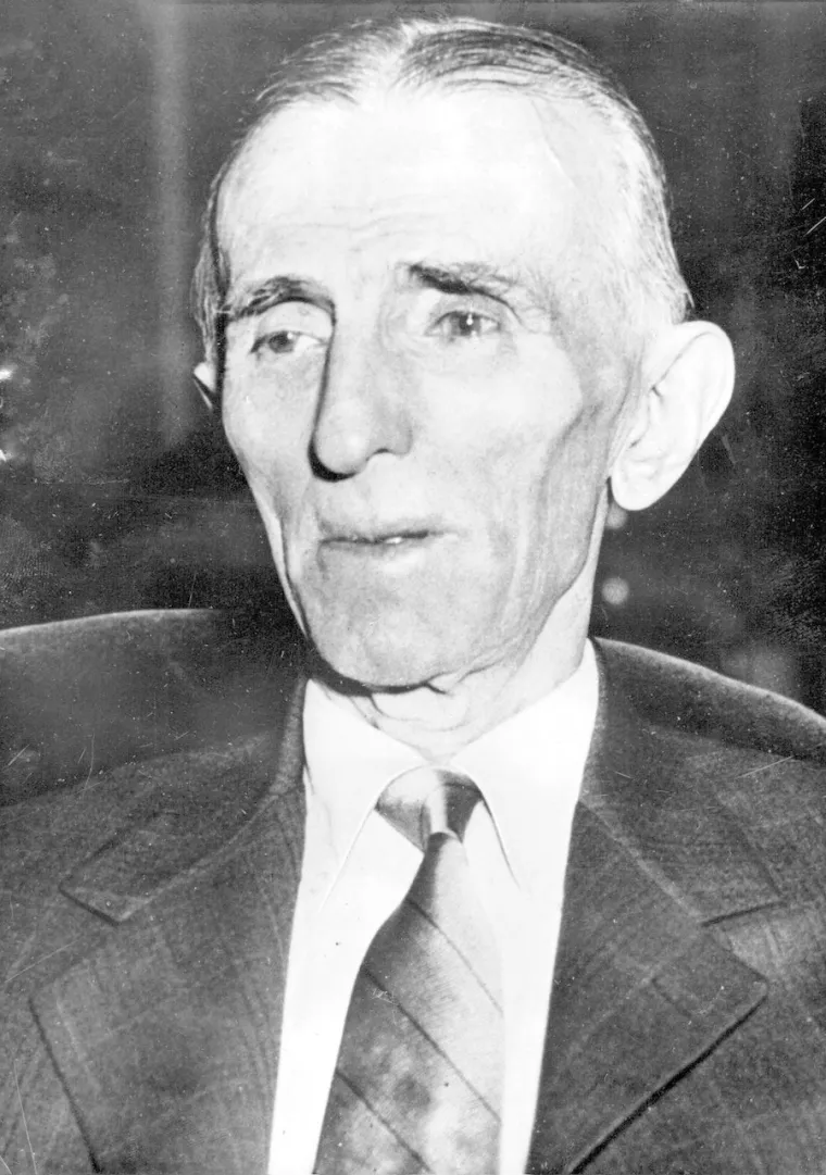 Teslu su njegov genij i ekscentričnost doveli su do zenita znanstvenih postignuća, ali su ga naposljetku doveli do pada te je umro usamljen i siroma&scaron;an. No, on je znao govoriti: "Neka budućnost kaže istinu, a svakoga procijenite prema njegovom radu i postignućima. Sada&scaron;njost je njihova; budućnost, za koju sam stvarno radio, je moja".