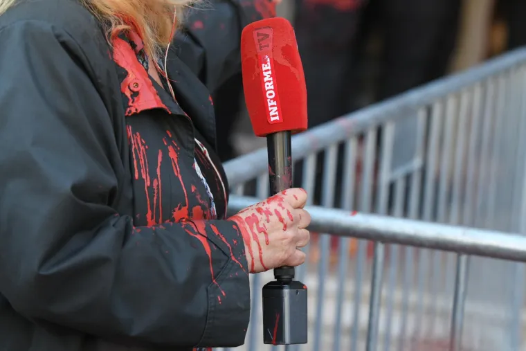 Prosvjednici su gađali i novinare režimskih medija