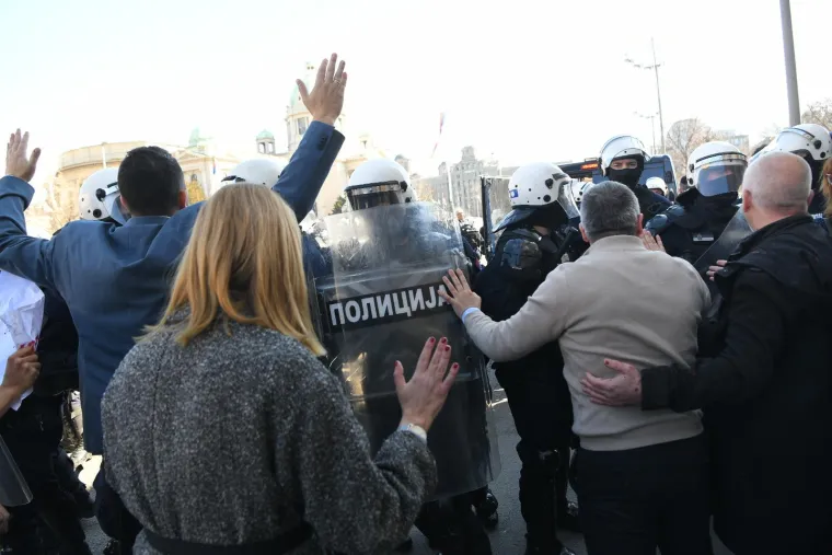 Opća makljaža u Beogradu! Izbila masovna tučnjava prosvjednika i osiguranja. Pogledajte fotografije