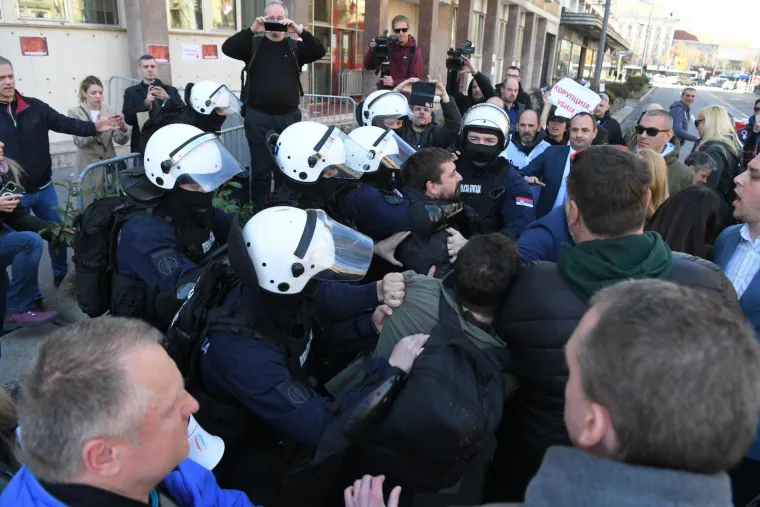 Opća makljaža u Beogradu! Izbila masovna tučnjava prosvjednika i osiguranja. Pogledajte fotografije