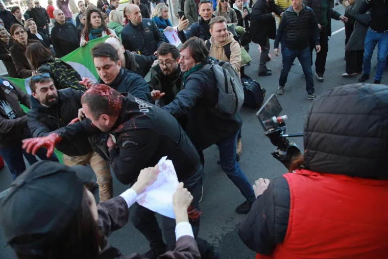 Opća makljaža u Beogradu! Izbila masovna tučnjava prosvjednika i osiguranja. Pogledajte fotografije