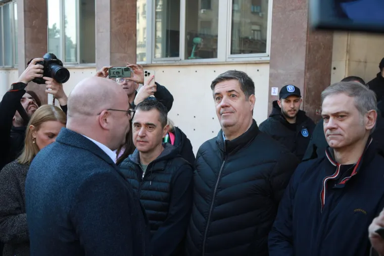 Opća makljaža u Beogradu! Izbila masovna tučnjava prosvjednika i osiguranja. Pogledajte fotografije
