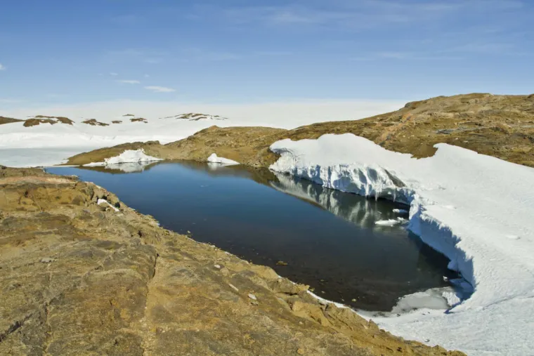 3. Subglacijalna jezera na Antarktici: Smještena ispod ledenjaka, ova jezera nisu proučavana milijunima godina. Na Antarktici postoji gotovo 400 podglacijalnih jezera, od kojih su mnogi povezani, stvarajući misteriozne ekosustave koji su još uvijek nepoznati. Jezero Vostok, najveće od njih, izolirano je od vanjskog svijeta milijunima godina. Znanstvenici vjeruju da bi u tim jezerima mogli postojati jedinstveni oblici života, prilagođeni ekstremnim uvjetima.