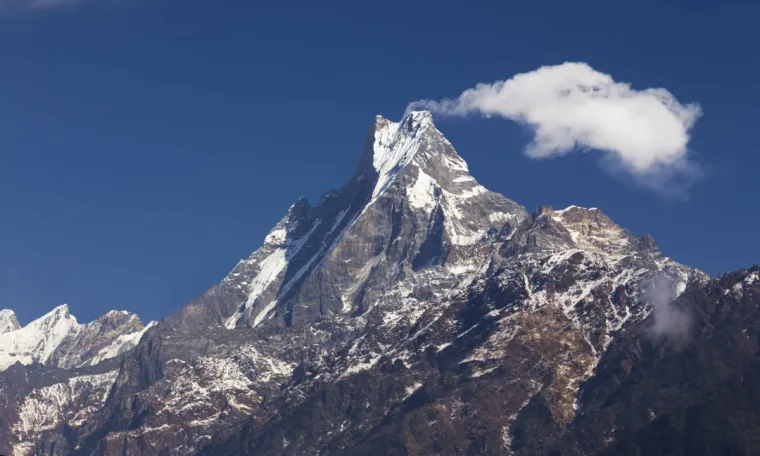 5. Machapuchare, Nepal: Njezin najviši vrh nikada nije službeno osvojen jer nije moguće dobiti dozvolu od nepalske vlade. Zbog svog južnog položaja unutar planinskog lanca i izuzetno niskog terena koji se nalazi južno od Annapurni na lancu Himalaje, a koji sadrži tri od deset najviših vrhova na svijetu, Machapuchare stvara impresivan vertikalni reljef u vrlo kratkoj horizontalnoj udaljenosti. Za ovu svetu planinu u Annapurni vjeruje se da na njenom vrhu boravi bog Šiva pa je zabranjeno penjanje na njezin vrh.