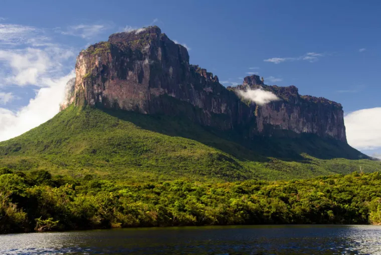 7. Tepui, Venezuela: Impozantne stijene u Venezueli privlače avanturiste, no njihova udaljenost čini ih jednim od posljednjih neistraženih područja Južne Amerike. Mnoge te stijene skrivaju šupljine i pukotine, koji su stoljećima bili izolirani od vanjskog svijeta. Radi se o izoliranim formacijama, a ne povezanim planinskim lancima. Uzdižu se na visinama od 1000 do 3000 metara, a ukupna površina svih 115 približno je 5000 kilometara kvadratnih.