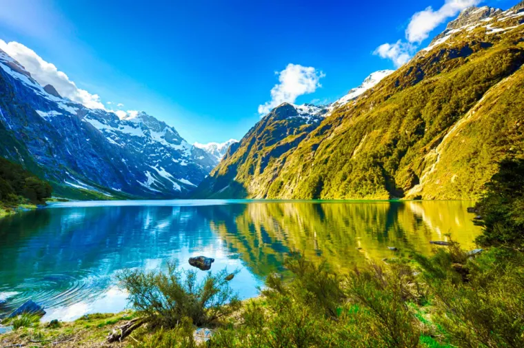 12. Nacionalni park Fiordland, Novi Zeland: Smješten na jugozapadnom dijelu otoka, ovaj park čine nevjerojatni krajolici i biološka raznolikost. Međutim, postoje područja u kojima je pristup zabranjen. Unatoč statusu nacionalnog parka, veliki dijelovi su neistraženi, zahvaljujući masivnoj veličini parka i nepristupačnom terenu.