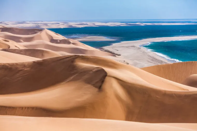 14. Namib: Ova pustinja se prostire na 2000 km, a mnogi njezini dijelovi ostali su nedostupni i nepoznati. Druga je pustinja po starosti na svijetu, nakon Atacame. Iako znanstvenici tvrde da sušni uvjeti u ovoj pustinji u Namibiji vladaju najmanje 55 milijuna godina.  Oštar suhi zrak koji rashlađuje Benguelska struja što prolazi duž zapadne obale južne Afrike, glavni je uzrok takvoj suši. 