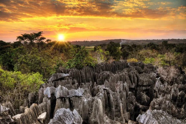 15. Nacionalni park Tsingy de Bemaraha, Madagaskar: Nalazi se na sjeverozapadu Madagaskara, a kroz park protječe rijeka Manambolo. Iako je ovaj prirodni park poznata turistička atrakcija, velik dio njegove šumske stijene ostaje neistražen. Nacionalni park je uvršten na popis svjetske baštine UNESCO-a. 