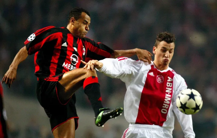 Aktualni prvak Milan u sezoni 2023/04 nije bajno krenuo u grupnoj fazi. Trebao se čupati protiv Ajaxa u zadnjoj utakmici kako bi prošao skupinu. Ajax je bio pogođen mnogim ozljedama, no to se nije vidjel na terenu. Nizozemci su dominirali igrom, a Milan samo čekao svoju priliku.