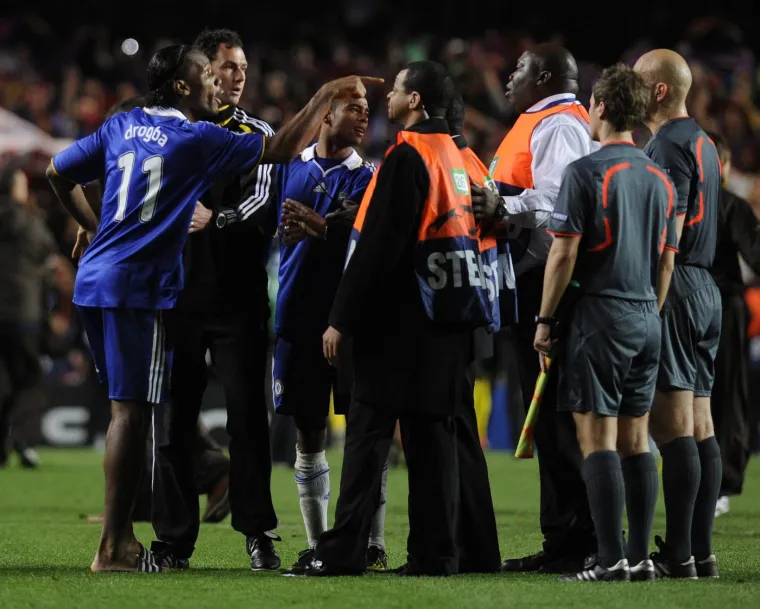 Didier Drogba bio je najbjesniji nakon utakmice. &quot;Ovo je j**ena sramota&quot; urlao je u televizijske kamere. Napadača Chelsea morali su obuzdavati da ne nasrne na nekoga.