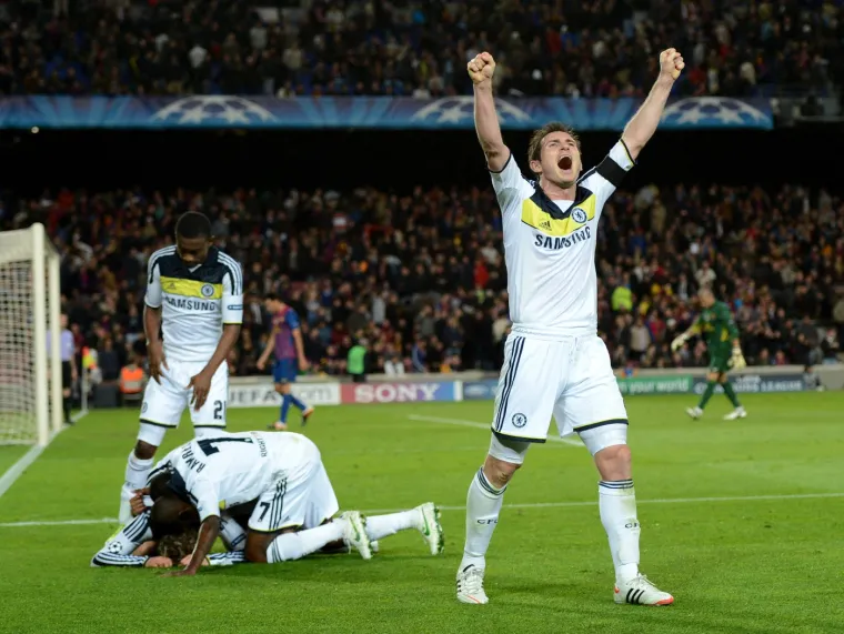 Sreća se ponovno osmjehnula Di Matteovoj momčadi u uzvratu, kada su se izborili za 2:2 i plasirali u finale, unatoč igranju gotovo ciejel utakmice  s igračem manje. Hrabri nastup na Bridgeu dao je Chelseaju vjeru da mogu pokoriti katalonske divove.