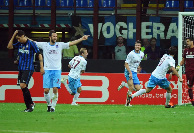 A onda je Ondrej Čelůstka &scaron;okirao San Siro i zabio u posljednjih 15-ak minuta igre iz kornera. Turci su se obranili i ni iz čega stigli do pobjede. "Nije dovoljno samo imati sjajne igrače poput (Estebana) Cambiassa, Pazzinija i Sneijdera, na terenu se može dogoditi bilo &scaron;to", rekao je trener Trabzonspora Senol Gunes nakon utakmice