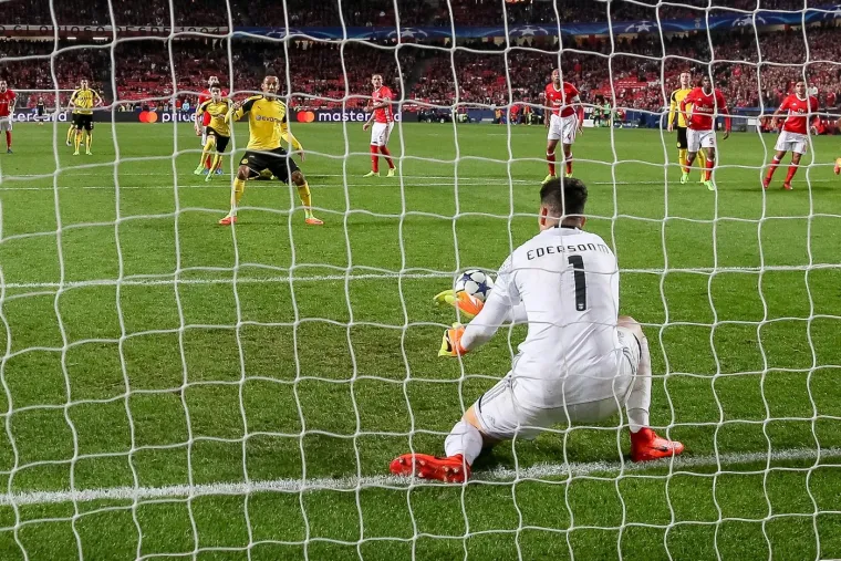 Dortmund je bio najefikasnija momčad u grupnoj fazi Lige prvaka 2016./17., ali nisu mogli zabiti golmanu Benfice Edersonu u prvoj utakmici osmine finala na Est&aacute;dio Da Luzu. Brazilska zvijezda, koja je kasnije osvojila natjecanje s Manchester Cityjem, obranila je niz ključnih udaraca, uključujući jedanaesterac Pierre-Emericku Aubameyangu.