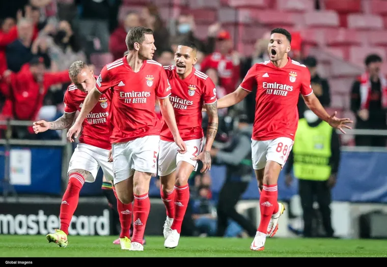 Benfici je pomogla žuta minuta Ajaxovog golmana Onane. kamerunski vratar lo&scaron;e je reagirao kod ubačaja iz slobodnog udarca i Nunez zabija za slavlje Portugalaca.