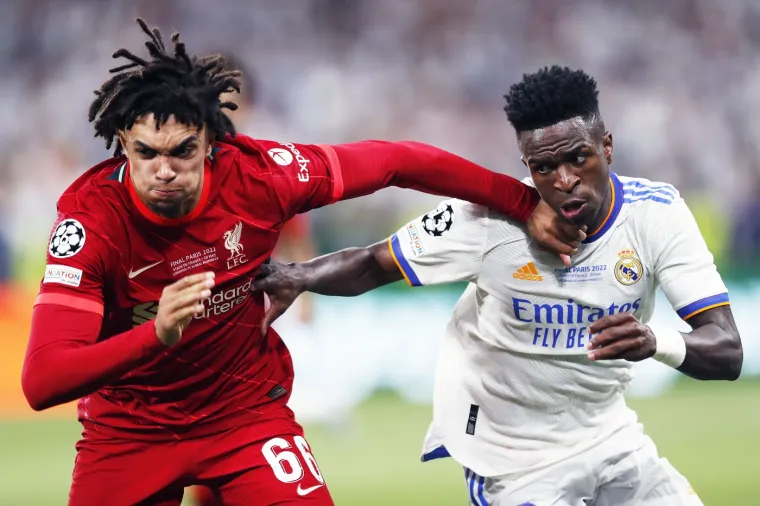 Finale Lige prvaka 2022. pripalo je Real Madridu. Tada&scaron;nja 15. Liga prvaka Kraljeva niej najbolje sjela mnogima koji sus smatrali kako je u finalu Liverpool zaslužio pobjediti. Momčad Carla Ancelottija uputila je samo tri udarca naspram 23 Liverpoolova, s tek jednim u okvir gola: pobjedničkim golom Viniciusa Jr. u 59. minuti. Presudni trenutak utakmice imao je element sreće jer je centar&scaron;ut Valverdea za Viniciusa sumnjivo sličio proma&scaron;enom udarcu, koji je slučajno prona&scaron;ao Brazilca da zabije s nekoliko metara.