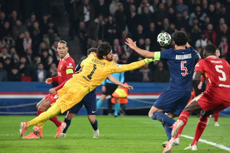 Alisson je imao devet obrana, uključujući i jednu nemoguću intervenciju u kojoj je spriječio udarac Kvaratskhelije na prvoj stativi. Rezultat 0:0 bio bi dovoljno sramotan za PSG s obzirom na njihovu dominaciju, ali Liverpool je ugrabio pobjedu samo tri minute prije kraja, kada je Harvey Elliott plasirao udarac iz prve pored Gianluigija Donnarumme za konačnih 1-0.