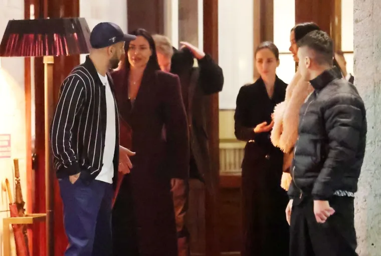 Kyle Walker u trenutku izlaska s dvije brinete, od kojih je u fokusu ona u crvenom kaputu, na slici. 