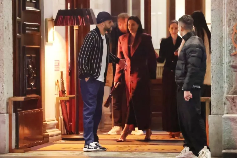 Kyle Walker se prema njima ponašao kao gospodin, posebno prema dami u crvenom kaputu. 
