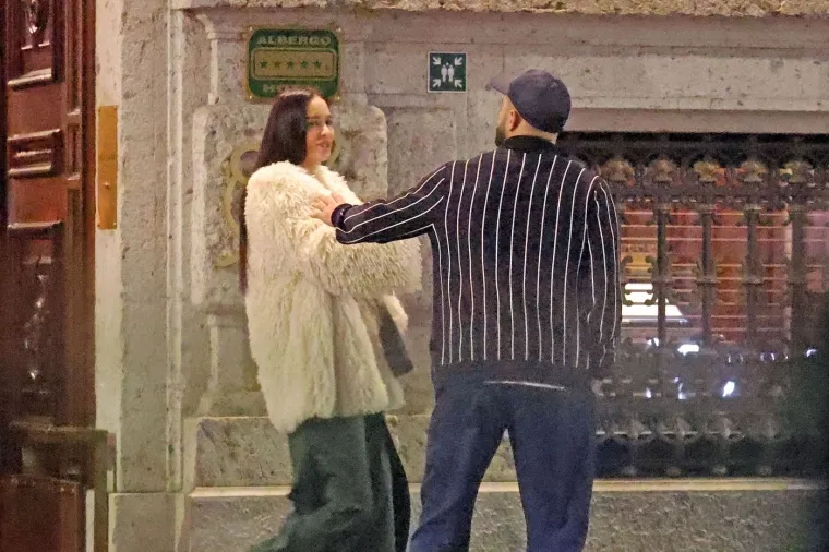 Izvori bliski Walkeru kažu da je večerao u ekskluzivnom restoranu hotela nakon što je u restoran stigao u utorak u 22.45. Kažu da su žene bile prijateljice muškarca s kojim je bio na večeri i da su igrom slučaja sjedile za susjednim stolom. Noć engleskog braniča tu nije završila, posebno se zainteresirao za jednu, iako je razgovarao i družio se s obje. 