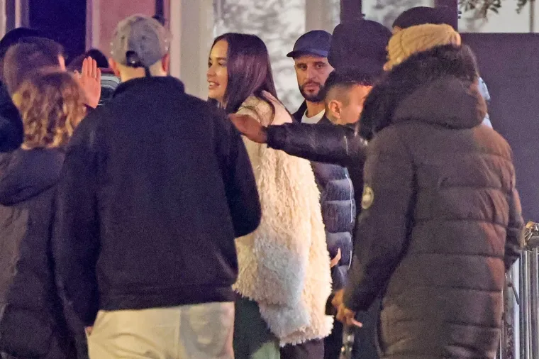 Kyle Walker među ekipom. Kao da je primijetio da ga se snima, ali to ne znamo. Sigurni smo da mu je prisjelo kad su fotografije osvanule u medijima, zajedno s tekstovima, napisima. Kako će to objasniti supruzi?