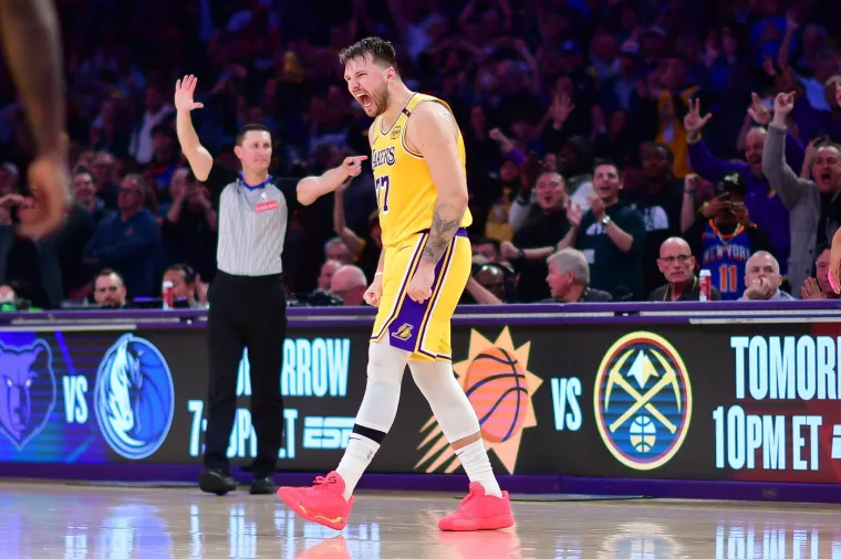 Luka Dončić jako voli pokazivati emocije u utakmicama. Ovdje vidimo koliko mu znači svaki dobar potez, koš, vidimo koliko mu znaći pobjeda i dobra igra momčadi. 