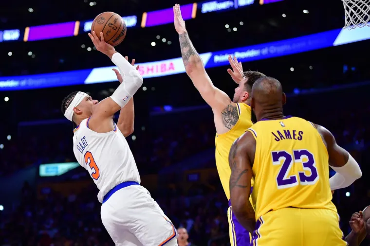 New York Knicks su žilava momčad. Trenutno su na skoru od 40-22, što je peti najbolji skor NBA lige. Najefikasniji kod New Yorka bio je Jalen Branson koji je upisao double-double s 39 poena i 10 asistencija, dok je Karl-Anthony Towns imao 12 poena i 14 skokova. Lakersi su drugi na ljestvici Zapadne konferencije s omjerom 40-21, dok je New York treći na Istoku s 40 pobjeda i 22 poraza.