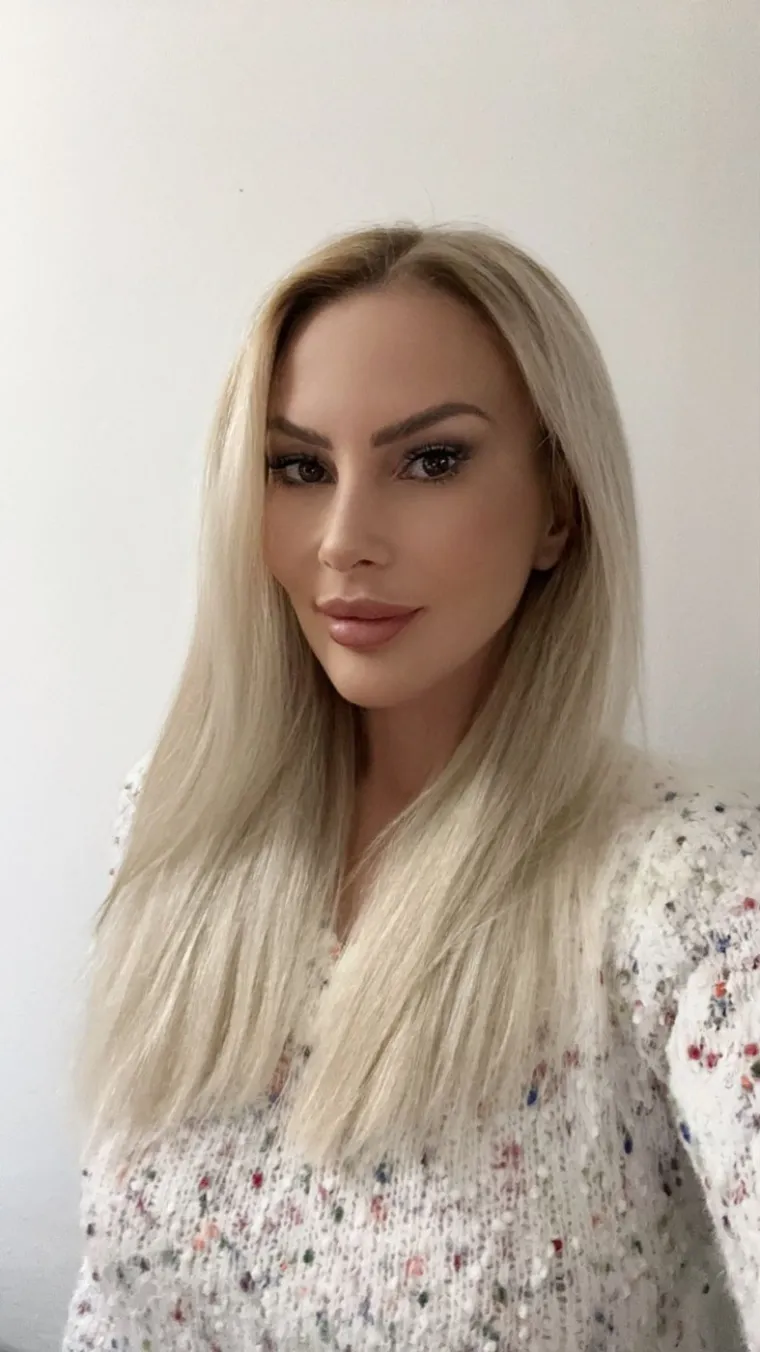 Isto tako, Botulinum toksin (Botox) opu&scaron;ta mi&scaron;iće lica, te smanjuje vidljivost dinamičkih bora (bora koje nastaju mimikom lica), poput bora na čelu i oko očiju ("crow's feet"). Rezultati traju tri do četiri mjeseca.