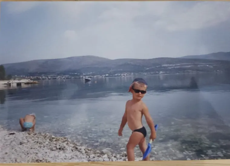 Od malena je bio aktivan u sportu, a bavio se plivanjem, bejzbolom, veslanjem i nogometom. 
