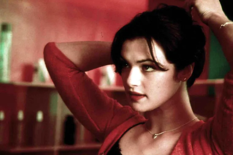 Rachel Weisz britanska je glumica rođena na današnji datum 1970. godine u Londonu, a osim što je talentirana glumica s mnoštvom nagrada iza sebe, također je poznata po svojoj ljepoti kojom plijeni pažnju i u šestom desetljeću. U nastavku pogledajte koliko se (nije) promijenila od 90-ih do danas.