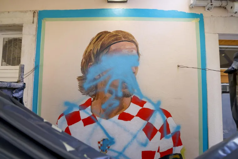 Internetom kruže slike išaranog murala s plavim sprejem gdje je lik Luke Modrića prekrižen. Lokalni mediji i Zadrani su zgroženi ovim oskvrnućem murala ne vjerujući kako se to dogodilo.
