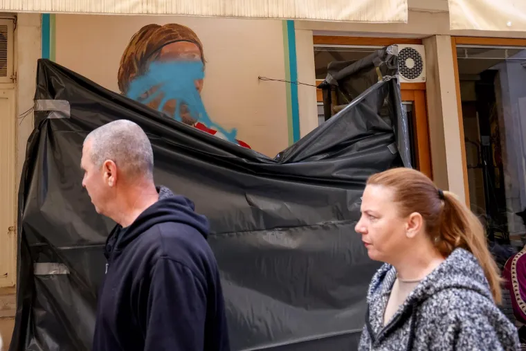 Teško je ne primjetiti pošarani mural. Ono što je trebalo privući turiste i biti ponos ovoga mjesta sad je sramota za čitavu Hrvatsku