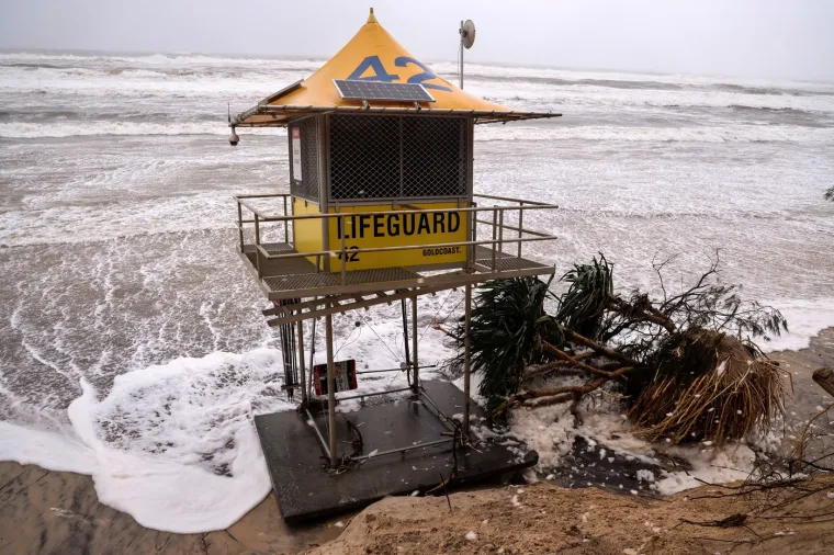 Predviđa se da će tropski ciklon Alfred pogoditi obalu Queenslanda sjeverno od Brisbanea, trećeg najvećeg australskog grada, rano u subotu, objavio je danas Ured za meteorologiju.