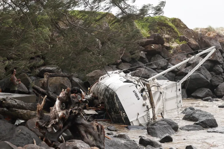 Tropska oluja ruši sve pred sobom: Vjetar doslovno bacio terenac u more, nestao čovjek