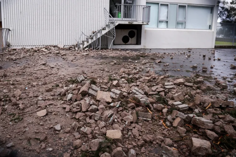 Tropska oluja ruši sve pred sobom: Vjetar doslovno bacio terenac u more, nestao čovjek