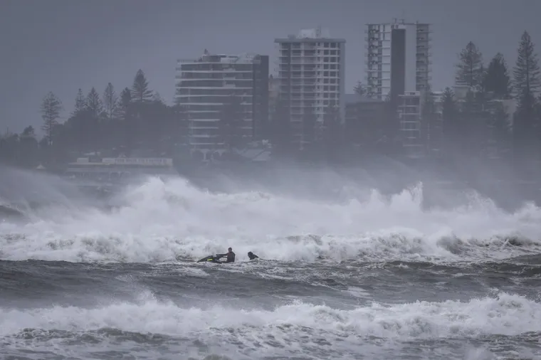 Tropska oluja ru&scaron;i sve pred sobom: Vjetar doslovno bacio terenac u more, nestao čovjek