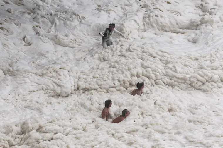 Tropska oluja ru&scaron;i sve pred sobom: Vjetar doslovno bacio terenac u more, nestao čovjek