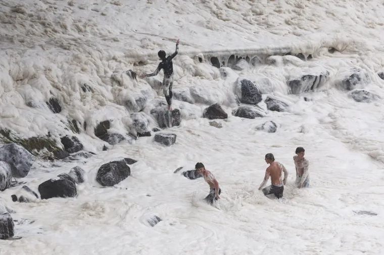 Tropska oluja ru&scaron;i sve pred sobom: Vjetar doslovno bacio terenac u more, nestao čovjek