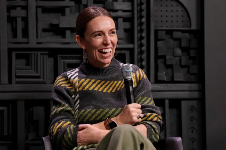 Premijerka Novog Zelanda, Jacinda Ardern, poznata je po svom empatičnom i odlučnom vodstvu. Njezin odgovor na teroristički napad u Christchurchu 2019. godine, kao i na pandemiju COVID-19, dobio je međunarodno priznanje. Ardern promiče inkluzivnost, održivost i mentalno zdravlje.